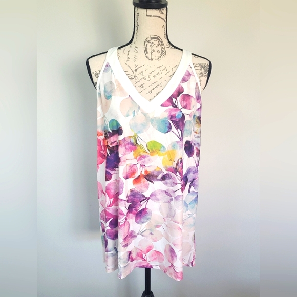 Lily Tops - Lily tank vee-neck in floral pattern in XL